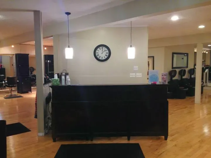 https://cdn.salonspotlight.com/photos/F7dq9lkmcBHC6cXFuhNg/9577123b-e957-420e-8b54-61753de13d74_720x720