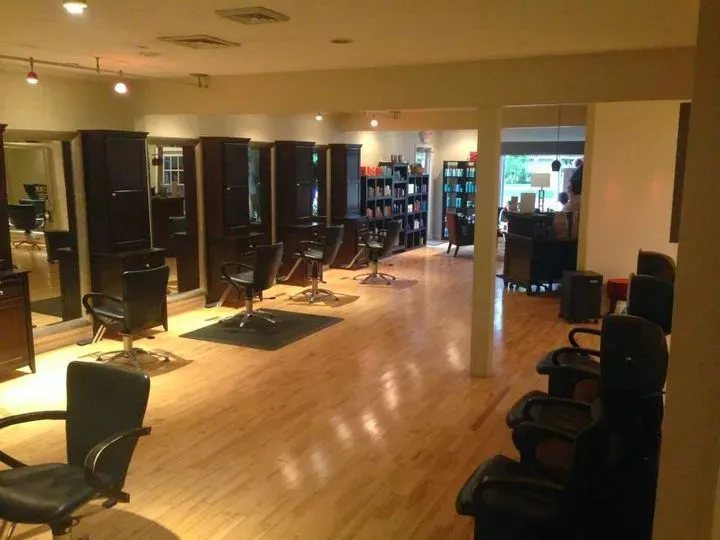 https://cdn.salonspotlight.com/photos/F7dq9lkmcBHC6cXFuhNg/9b9de9b8-dc40-49f1-8b51-e2f02d5960ee_720x720