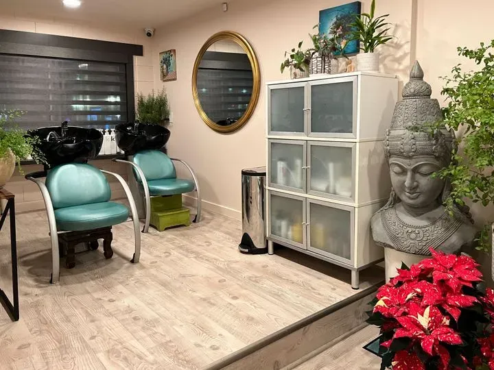 https://cdn.salonspotlight.com/photos/F7qulxrJWet1Oh5nkL2q/27c51955-fc7f-448c-a50b-df5f4a5272cb_720x720