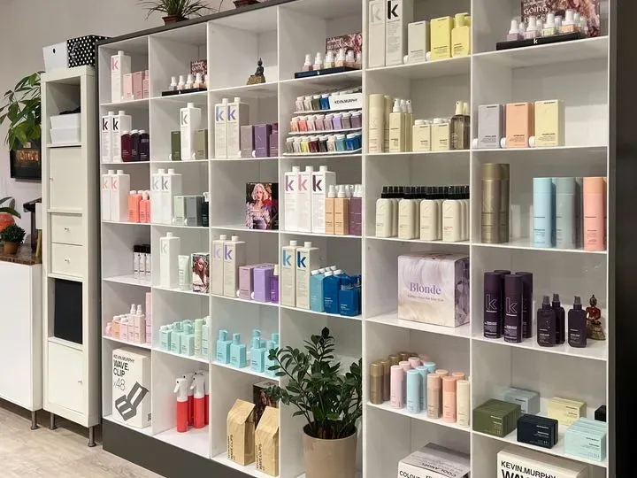 https://cdn.salonspotlight.com/photos/F7qulxrJWet1Oh5nkL2q/4f3304f5-45ad-40d1-b425-77437a878aed_720x720