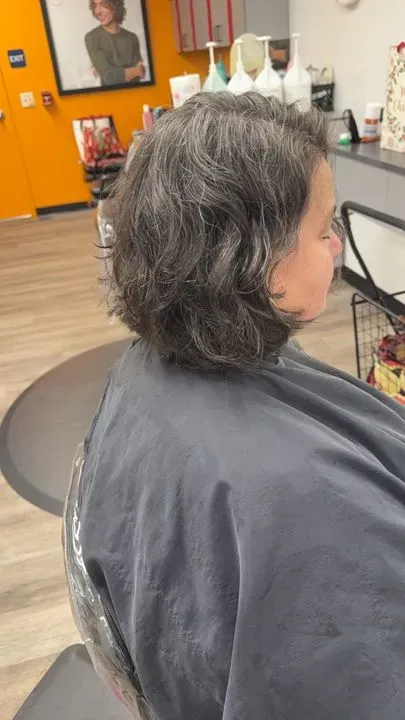 https://cdn.salonspotlight.com/photos/F9v2aZEtPNyJu0YNPB4q/63c3a5dd-4a06-4651-b34e-14b89a143240_720x720