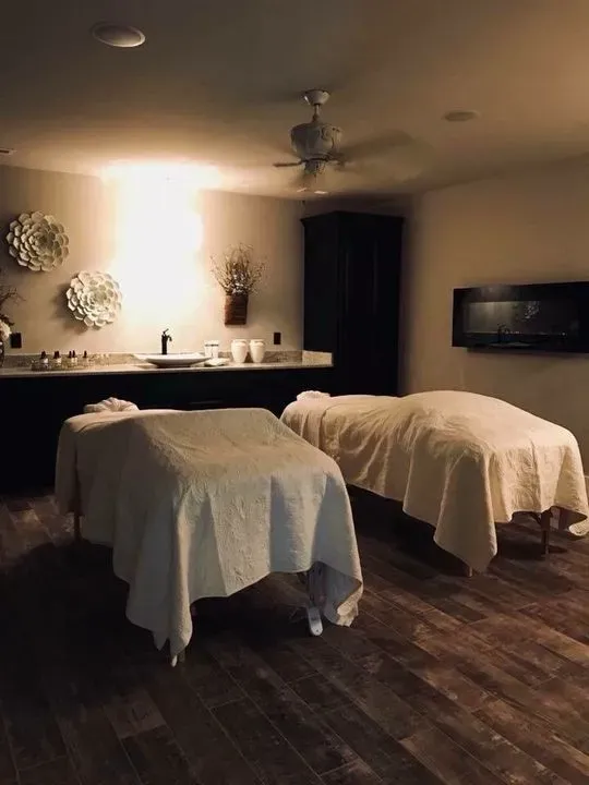 https://cdn.salonspotlight.com/photos/FA49ksMwdA2ypEC3swWT/58365d43-f5e7-42e0-b059-b5bb2f647315_720x720