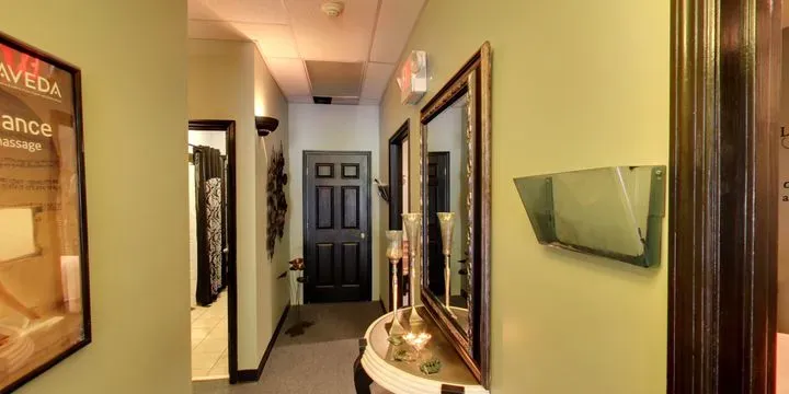 https://cdn.salonspotlight.com/photos/FA49ksMwdA2ypEC3swWT/6a0d1792-41a8-46ba-bc2e-8301925b6e10_720x720