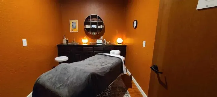https://cdn.salonspotlight.com/photos/FABXAXHW71TpWD9eOYvF/6620980a-3f7c-4e9f-adaa-4b62155dcb25_720x720