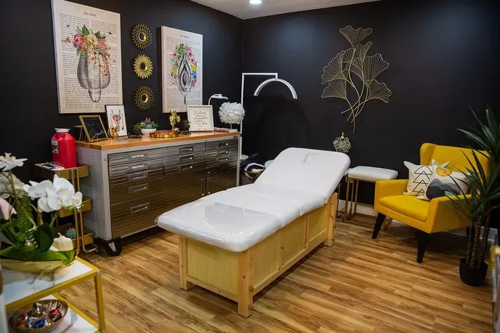 https://cdn.salonspotlight.com/photos/FAtQo7u5JC81V4xir1Cc/0eafa22f-a10d-4383-9177-e6ae5b259b1b_720x720