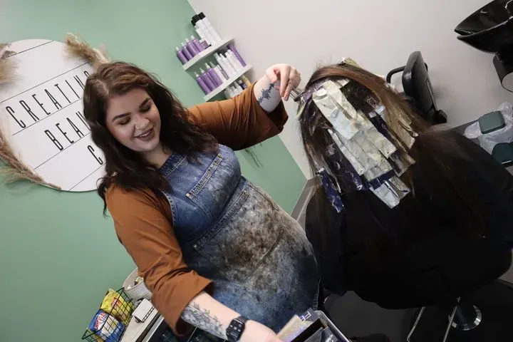 https://cdn.salonspotlight.com/photos/FBg57JFrQJXECWlH0b5p/9fce9653-4e02-48a6-876e-8120aa630290_720x720