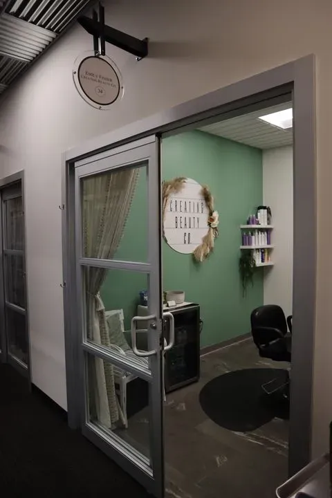 https://cdn.salonspotlight.com/photos/FBg57JFrQJXECWlH0b5p/d9ae9375-36e3-4df7-b0d6-d86305f41212_720x720