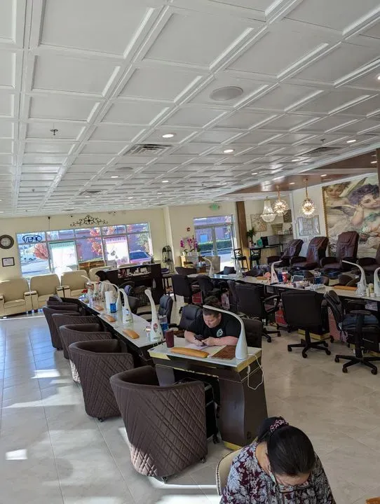 https://cdn.salonspotlight.com/photos/FDk7tUHqFY7pYWzg84ua/a4153981-881e-4912-8a72-b6bd29711a21_720x720