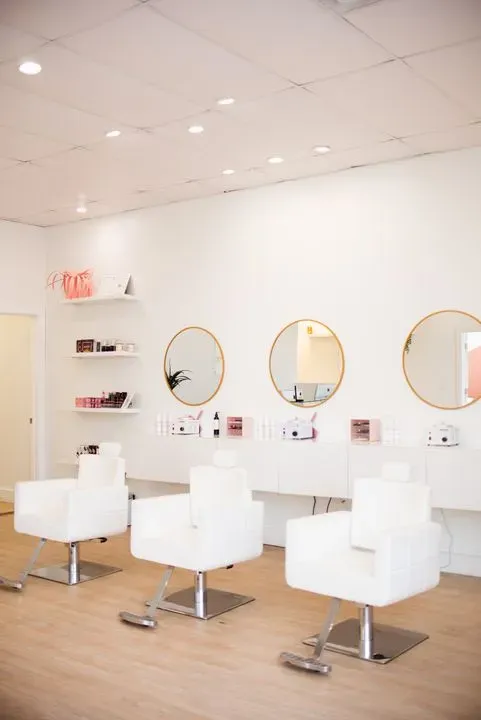 https://cdn.salonspotlight.com/photos/FGfvoaoVPAbWJc6iJ7mF/80e5fb5a-4928-47c8-be97-ca067b2643a3_720x720
