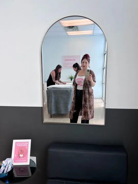 https://cdn.salonspotlight.com/photos/FGfvoaoVPAbWJc6iJ7mF/e7547383-60c8-421c-b032-25c08ab9f26d_720x720
