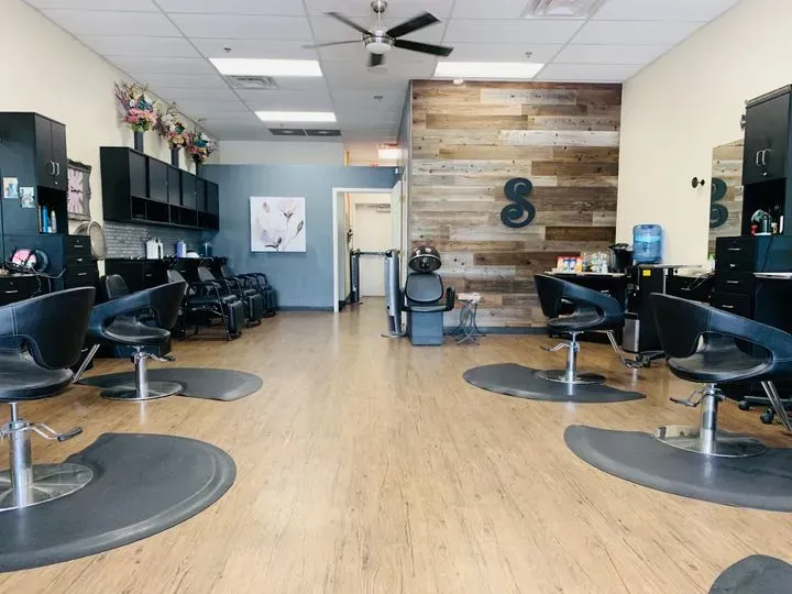 https://cdn.salonspotlight.com/photos/FIEFk51wIgYMyPCo2ayM/50c502a0-0cb7-4685-bf77-806bcbeeb66f_720x720