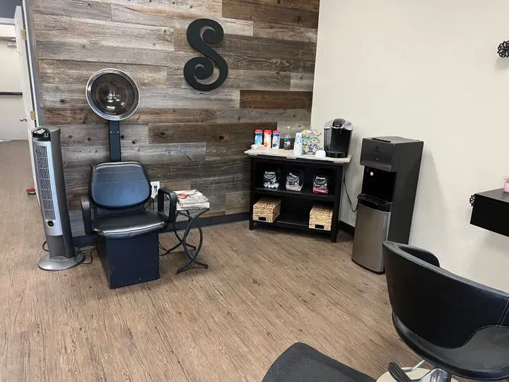 https://cdn.salonspotlight.com/photos/FIEFk51wIgYMyPCo2ayM/fe65ba18-010b-4be0-aeff-eb90e34f0331_720x720