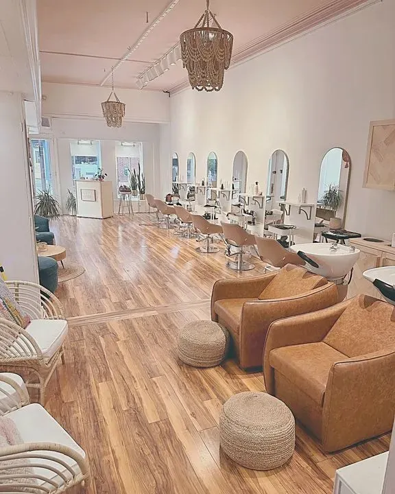 https://cdn.salonspotlight.com/photos/FJswgNcybovTm5aTCElF/3c4c1da4-ab6f-489e-9188-87cd412dc3b1_720x720