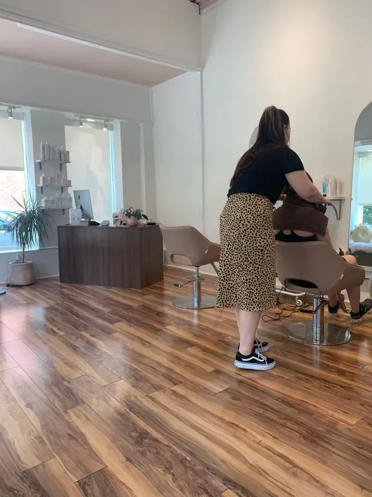 https://cdn.salonspotlight.com/photos/FJswgNcybovTm5aTCElF/64f7785a-bd21-4b43-9999-65884d2e435a_720x720