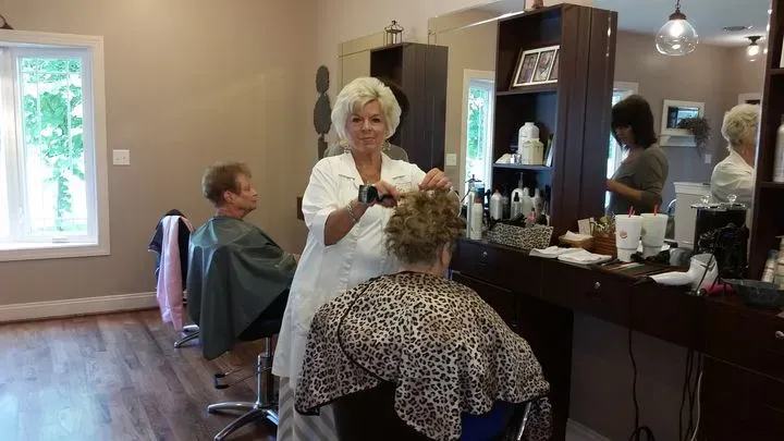 https://cdn.salonspotlight.com/photos/FJzEVAu7P75YHrfqqbGP/fa7335c5-b500-4778-96a9-83c0bc7e6f5c_720x720