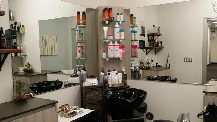 https://cdn.salonspotlight.com/photos/FLFdgrVmNfpcsnlqGKAa/8ac156cc-593a-4375-b8ca-d28ffd78d0d9_720x720