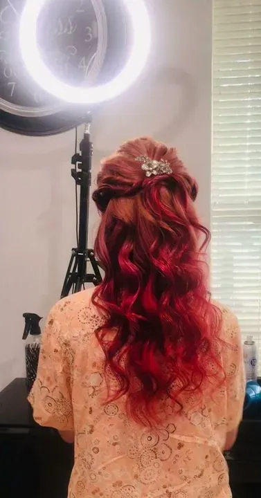 https://cdn.salonspotlight.com/photos/FLFdgrVmNfpcsnlqGKAa/d8073a15-65ab-4455-b846-3c3bd677c551_720x720