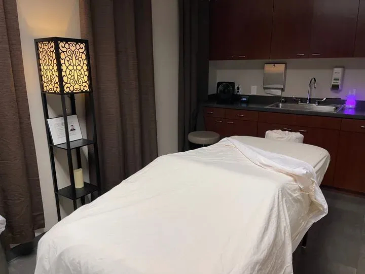https://cdn.salonspotlight.com/photos/FN7eXjYK8jj9lvDhAZ9E/07a01c70-3518-4ef1-8a12-4cebfc28832b_720x720