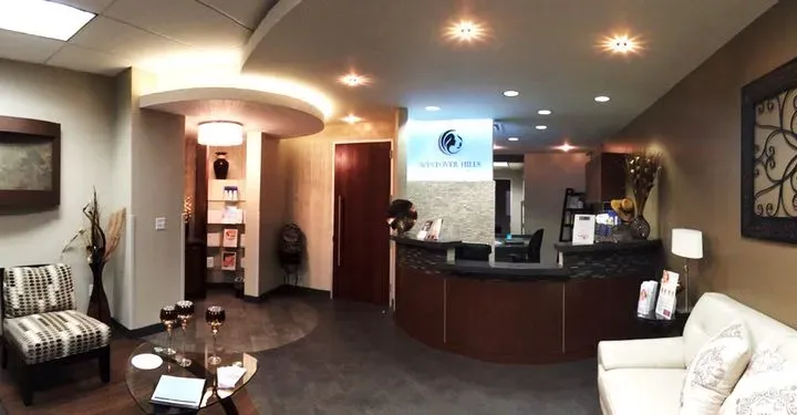 https://cdn.salonspotlight.com/photos/FN7eXjYK8jj9lvDhAZ9E/11b0b0f9-0421-404b-b994-3898a194319e_720x720