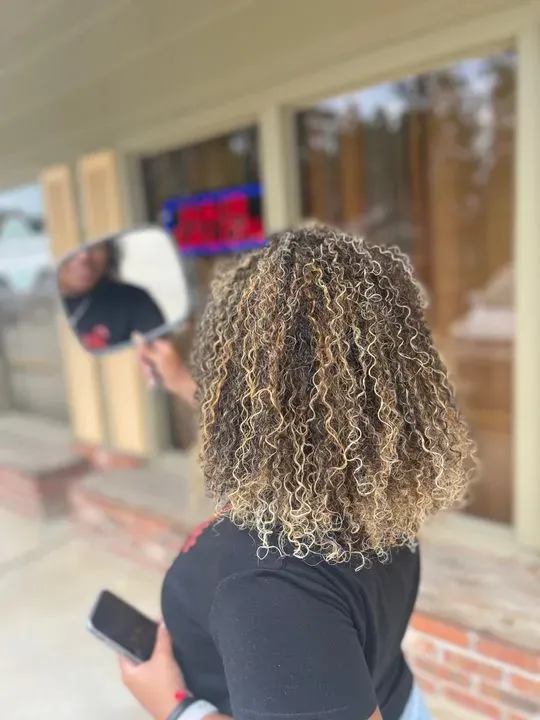 https://cdn.salonspotlight.com/photos/FR0OEmL7syEziQZ8QgHo/bb28d182-59fc-43a7-8242-d5fa3dc94842_720x720