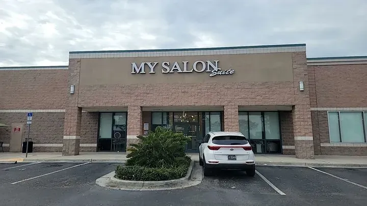 https://cdn.salonspotlight.com/photos/FRIqr66tknK8ph87ugtO/f3b46c6c-c2ee-466c-bec6-7e415cfbf388_720x720