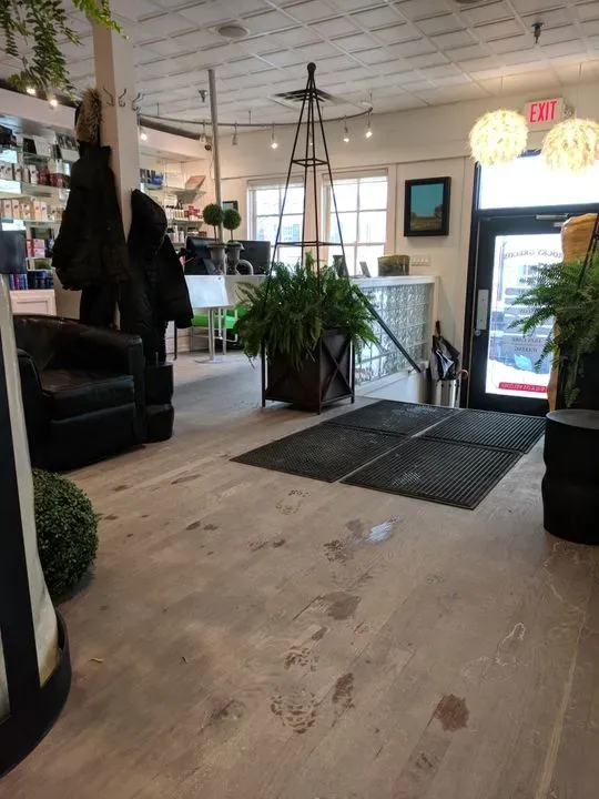 https://cdn.salonspotlight.com/photos/FRVfNBc4KCu0PIcMIGdd/94688aed-e192-4846-91bb-a509d53932ad_720x720