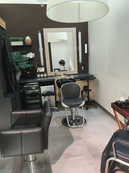 https://cdn.salonspotlight.com/photos/FRWLtTvzs95hqGd8r6zP/c171b838-b499-466e-99e9-b080932ad947_720x720
