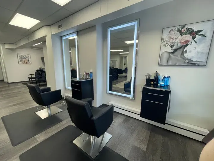 https://cdn.salonspotlight.com/photos/FTyWnN48qTTgVov5UdeW/bb5805c0-cc6a-473b-b75b-717a981ad2d2_720x720