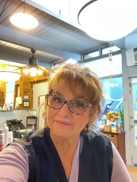 https://cdn.salonspotlight.com/photos/FV4nhbraDVBZgnBV4nBq/11a6ae83-113c-4aab-a012-7878ea3a5aee_720x720