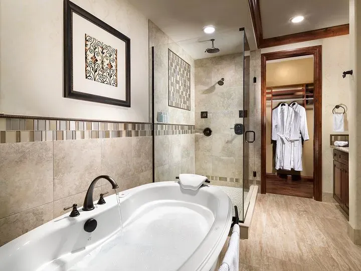 https://cdn.salonspotlight.com/photos/FXuFeLJQeWRQ8yCaDhaK/4b85cc3d-869b-4260-96ae-1ee92581cffb_720x720