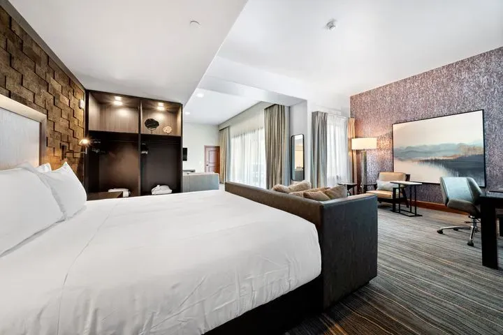 https://cdn.salonspotlight.com/photos/FXuFeLJQeWRQ8yCaDhaK/7a1da9a2-4c4d-4581-a5bf-f8fd014a025d_720x720