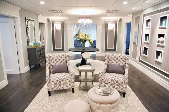 https://cdn.salonspotlight.com/photos/FY65rihsoRGgl5MCdkAb/08e04325-8286-4b04-894f-19c850cef48a_720x720
