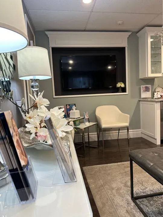 https://cdn.salonspotlight.com/photos/FY65rihsoRGgl5MCdkAb/e8edd70b-68a5-49f5-a09d-dbf04540175d_720x720