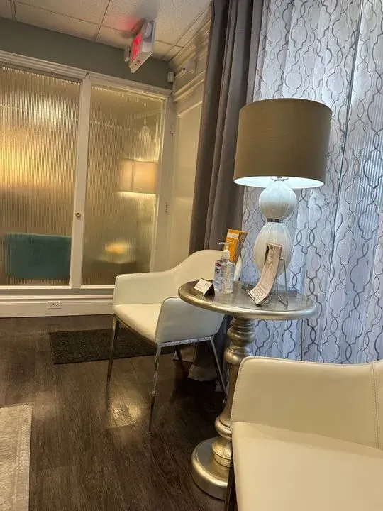 https://cdn.salonspotlight.com/photos/FY65rihsoRGgl5MCdkAb/f76939fb-9a7f-42bb-95c8-b1c2ab5ed00e_720x720