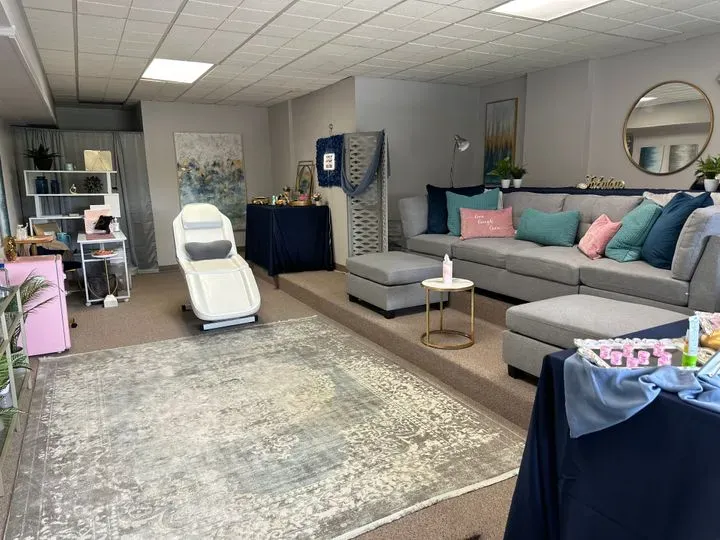 https://cdn.salonspotlight.com/photos/Fba5hongBvURe10jpu8E/0c53276e-761c-49d8-82e9-e05a50bed7c0_720x720
