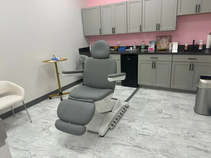 https://cdn.salonspotlight.com/photos/Fba5hongBvURe10jpu8E/4b670fbb-d099-4649-a0a1-aa03c056503e_720x720