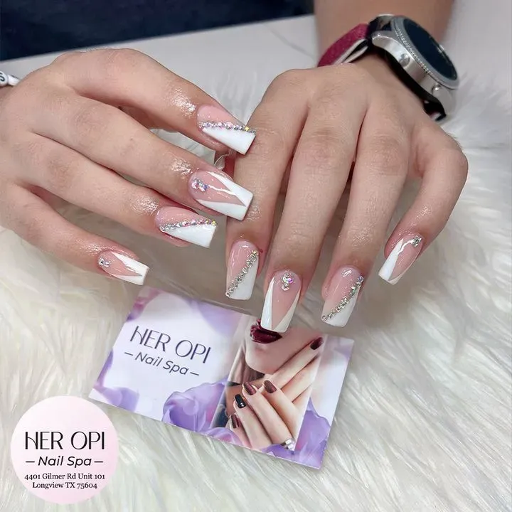https://cdn.salonspotlight.com/photos/FbeAgsvdYG1T5n4vKZi8/02439a44-fa57-4b3a-9812-a536123c3e73_720x720