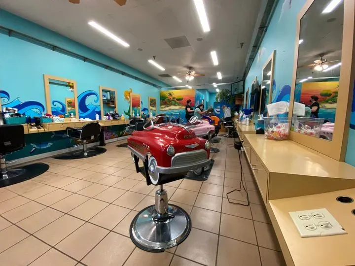 https://cdn.salonspotlight.com/photos/FbwMKd0KcAFQz15IdQxK/f8750d03-e073-44f4-9b59-d7f5972d6858_720x720