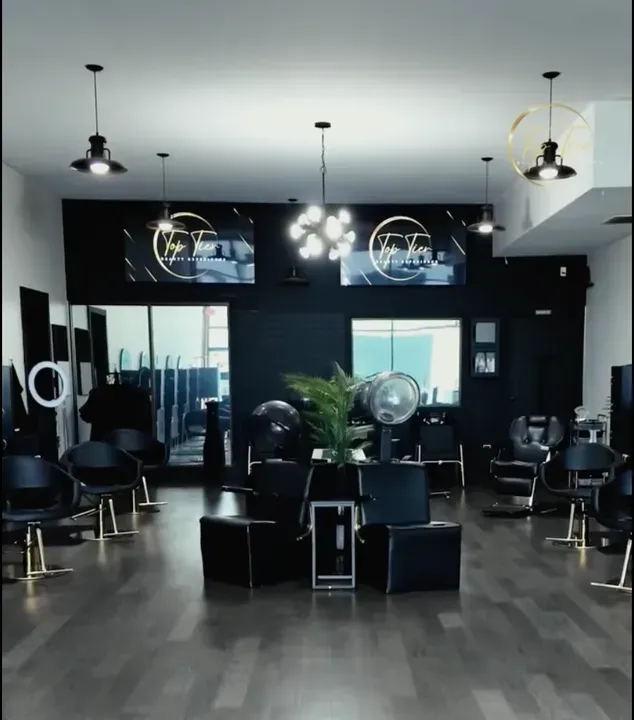 https://cdn.salonspotlight.com/photos/FcMgJpfwZJY9tT6F1SFb/59f7316c-9c15-42a6-a127-de47dfb6eb8b_720x720