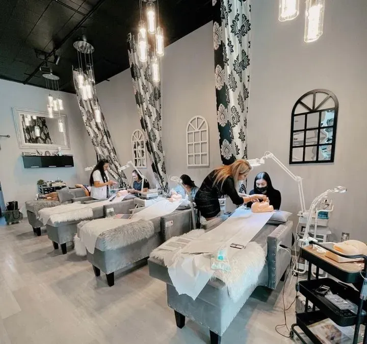 https://cdn.salonspotlight.com/photos/Fd4Rig02mxecWb7beMoK/e2ab4721-cd08-475e-871c-f0b39396407e_720x720