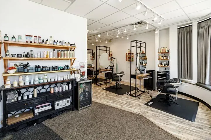https://cdn.salonspotlight.com/photos/FeUhdMuZFeFmSsziKyrJ/2154d267-4cad-45e2-8130-dbe54e66ef16_720x720