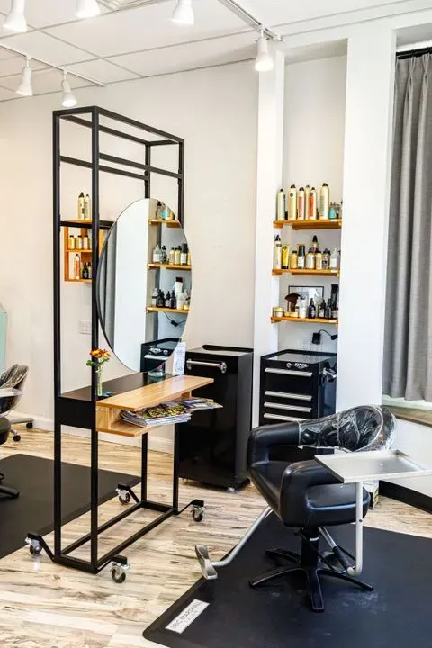 https://cdn.salonspotlight.com/photos/FeUhdMuZFeFmSsziKyrJ/ba2793a0-a3ec-438f-a637-8e5e3e54ded4_720x720