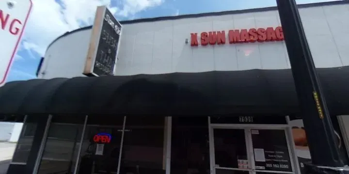 https://cdn.salonspotlight.com/photos/FfEsBV0OFc3Lbh5roi7h/366f0fa7-21e9-4b88-a1be-3c8b8a44b5d9_720x720