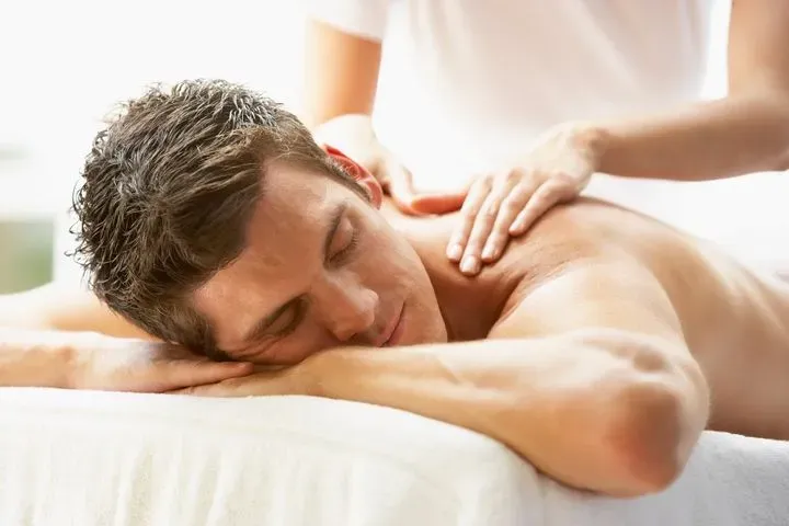 https://cdn.salonspotlight.com/photos/FfEsBV0OFc3Lbh5roi7h/5ec51f1b-39fc-4b6c-9ba7-1b3c5f70454a_720x720