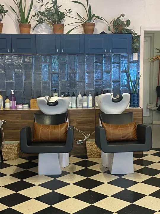 https://cdn.salonspotlight.com/photos/FfMQvDRg9UpJEmwZ2Ili/9540dd3a-cf9c-4e5c-870a-711c0613377e_720x720