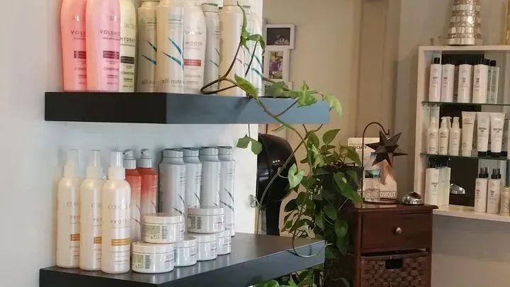 https://cdn.salonspotlight.com/photos/Fg7EFWcfc7eiQcK7OtGu/d78a717a-a2fb-4ddd-8616-f8448e3bb7d2_720x720