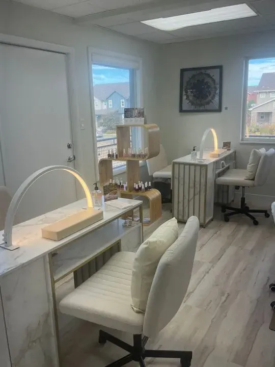 https://cdn.salonspotlight.com/photos/FlweFaCVUAeNyFvDQmOZ/9c6a2d92-0cd8-491f-b511-b685e954b7a8_720x720