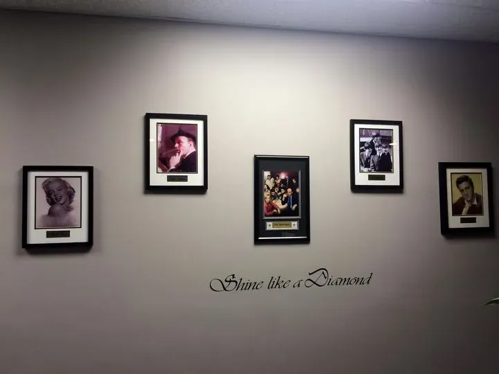 https://cdn.salonspotlight.com/photos/FmEEOXEwHfU1eYjYAYCw/919597c3-ad1e-48c7-86cf-305ddd00c583_720x720