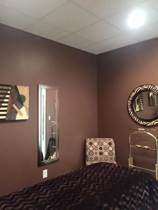 https://cdn.salonspotlight.com/photos/FmEEOXEwHfU1eYjYAYCw/fa9c0fef-fe68-464f-8350-317c0d08b259_720x720