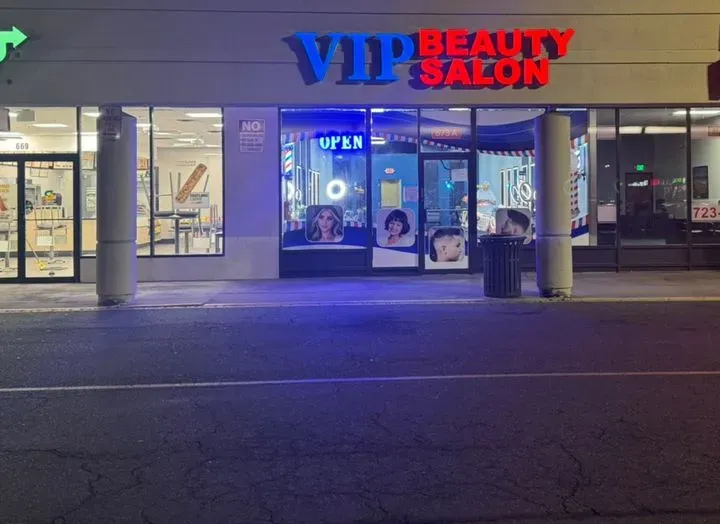 https://cdn.salonspotlight.com/photos/FmZoqRiNJGENtxI3lJJ4/7a421415-ed03-4989-9fb8-465aeae72328_720x720